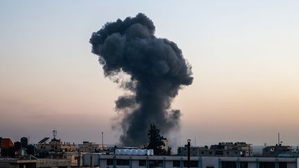 Un panache de fumée s'élève après une frappe israélienne à Rafah, dans le sud de la bande de Gaza, le 4 avril 2024. (MOHAMMED ABED / AFP)