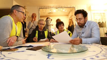 Le secrétaire d'Etat au Numérique, Mounir Mahjoubi, rencontre des "gilets jaunes" à Fréjus (Var), le 11 janvier 2019. (MAXPPP)