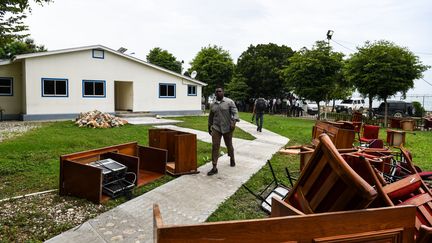 Le mobilier du Sénat a été entassé dans la cour du Parlement haïtien, le 30 mai 2019, à Port-au-Prince.&nbsp; (CHANDAN KHANNA / AFP)