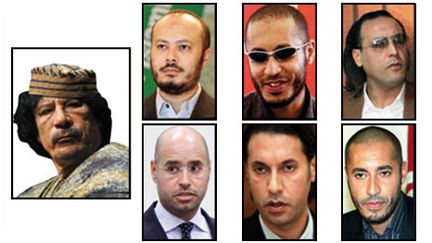 Le colonel libyen Mouammar Kadhafi et six de ses fils (AFP)