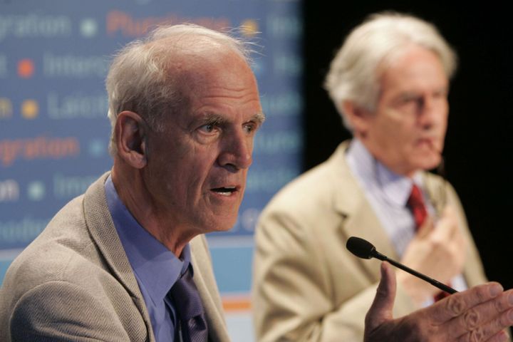 Charles Taylor (au premier plan) et Gérard Bouchard lors de la présentation du rapport de la commission de consultation sur la pratiques des accommodements raisonnables. (Distribution/NEWSCOM/SIPA)