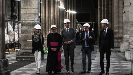 Le Premier ministre canadien Justin Trudeau visite la cathédrale Notre-Dame de Paris incendiée en compagnie notamment du ministre de la Culture français Franck Riester, le 15 mai 2019 à Paris. (PHILIPPE LOPEZ / POOL / AFP)