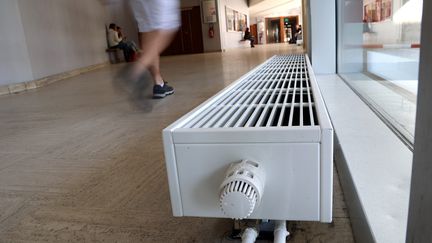 Un chauffage dans un couloir de l'université de Strasbourg, le 19 septembre 2022.&nbsp; (JEAN-MARC LOOS / MAXPPP)