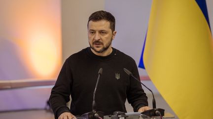 Le président ukrainien, Volodymyr Zelensky, prononce une déclaration commune avec le Premier ministre danois à l'issue de leur rencontre à Kiev, le 19 novembre 2024. (ROMAN PILIPEY / AFP)