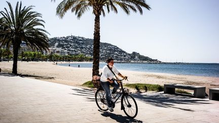 La station balnéaire de Roses, sur la Costa Brava, se déconfine. Le 15 avril 2020, quelques bars et restaurants&nbsp;ont déjà&nbsp;rouvert, les autres se préparent à le faire. (NICOLAS PARENT / MAXPPP)