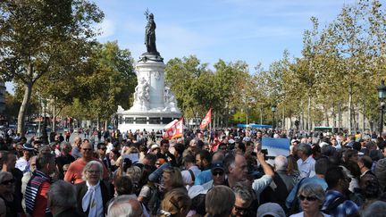 Hommage &agrave; Herv&eacute; Gourdel&nbsp;&agrave; Paris, sur place de la R&eacute;publique, le 28 septembre&nbsp;2014 (DOMINIQUE FAGET / AFP)