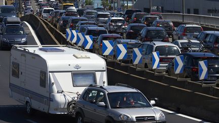 Un embouteillage sur l'autoroute A7 près de Lyon (Rhône), le 6 juillet 2016. (JEAN-PHILIPPE KSIAZEK / AFP)