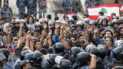 Des partisans du Hezbollah et la police, dans le centre de Beyrouth (Liban), le 25 octobre 2019.&nbsp; (ANWAR AMRO / AFP)