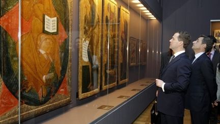 Dmitri Medvedev et Nicolas Sarkozy visitent l'exposition "Sainte Russie" au Louvre, le 2 février 2010 (AFP / Jacky Naegelen)