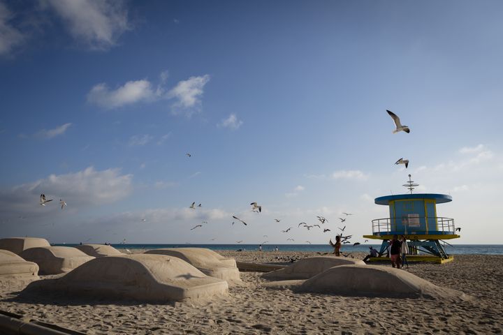 60 sculptures de sable en forme de voiture installées pour la foire annuelle de l'Art Basel dans le but d'interpeller touristes et badauds sur la réalité du changement climatique, décembre 2019 (EVA MARIE UZCATEGUI / AFP)