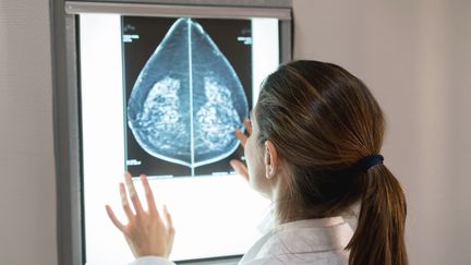 Sur les 54 000 nouveaux cas de cancer du sein détectés chaque année, 7% concernent des femmes de moins de 40&nbsp;ans, et 3% les moins de 35 ans.&nbsp; (ANDRESR / GETTYIMAGES)