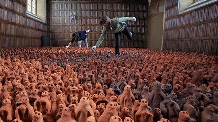 Pr&egrave;s 40 000 figurines en argile, oeuvre de l'artiste Antony Gormley, sont dispos&eacute;es&nbsp;dans une des salles du tribunal de Barrington (Royaume-Uni), le 25 avril 2012. (MATT CARDY / GETTY IMAGES)