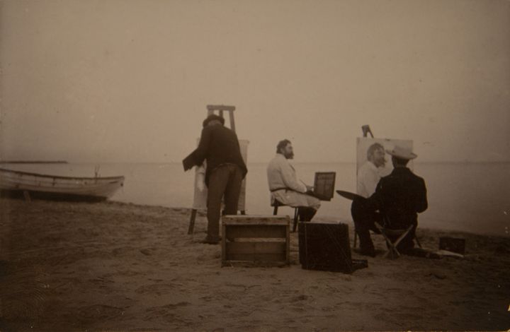 Anonyme, Peder Severin Krøyer posant sur la plage pour Michael Ancher et Julius Paulsen, 1907 (© Art Museum of Skagen)