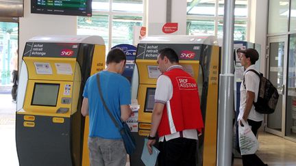  (10.000 gilets rouges, les agents de la SNCF, seront sur le pont lundi pour orienter les passagers et notamment les étudiants qui passent le Bac © Radio France / Julio Pelaez)