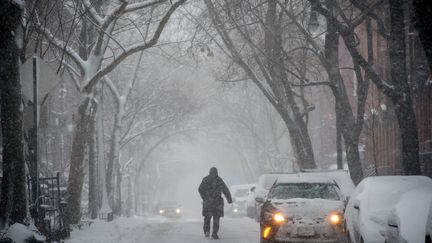 Un homme marche dans le quartier de West Village à New York (Etats-Unis), lors d'une tempête de neige, le 9 février 2017. (BRYAN R. SMITH / AFP)