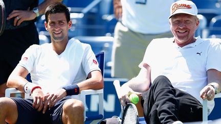 Boris Becker tout sourire à côté de Novak Djokovic, une image qui appartient désormais au passé