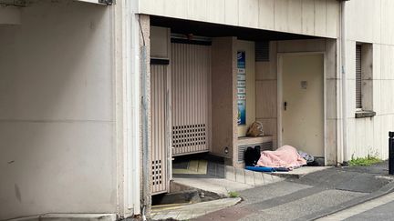 Un homme dort dans la rue à Clermont-Ferrand (Puy-de-Dôme), le 18 avril 2023. (JEAN-LOUIS GORCE / MAXPPP)