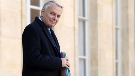 Le Premier ministre, Jean-Marc Ayrault, quitte l'Elys&eacute;e le 11 d&eacute;cembre 2013 apr&egrave;s le Conseil des ministres (Paris). (MARTIN BUREAU / AFP)