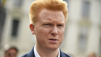 Le député Adrien Quatennens devant l'Assemblée nationale, à Paris, le 21 juin 2022. (JULIEN DE ROSA / AFP)