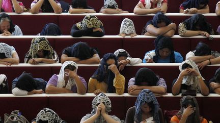 Des chr&eacute;tiennes prient dans une &eacute;glise &eacute;vang&eacute;lique avant l'arriv&eacute;e du pape Beno&icirc;t XVI &agrave; Leon (Mexique), le 22 mars 2012. (EDGARD GARRIDO / REUTERS)