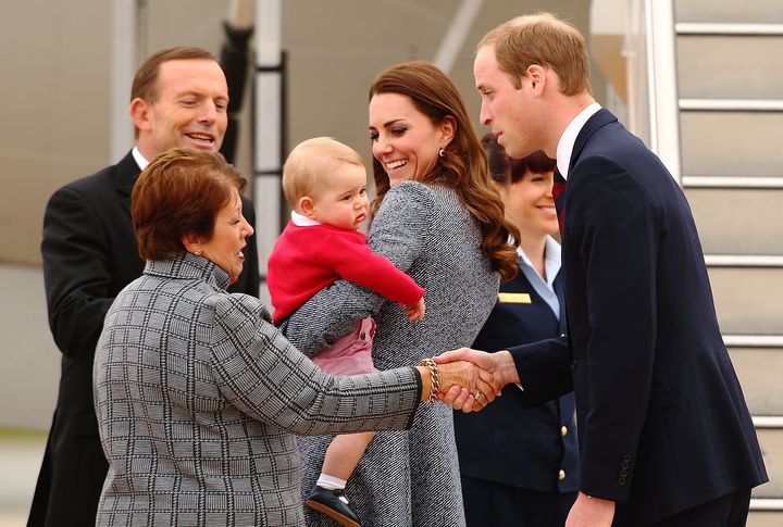 Le prince George et ses parents, le duc et la duchesse de Cambridge, rencontrent le Premier ministre australien, Tony Abbot (&agrave; g.), &agrave; Canberra (Australie), le 25 avril 2014.&nbsp; (MARK NOLAN  / GETTY IMAGES ASIAPAC /GETTY IMAGES )