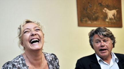 Marine Le Pen, la pr&eacute;sidente du FN, et Gilbert Collard, candidat du Rassemblement bleu Marine dans le&nbsp;Gard, &agrave; Gallician (Gard), le 7 juin 2012. (BORIS HORVAT / AFP)