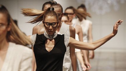 Une mannequin tr&eacute;buche lors du d&eacute;fil&eacute; Chiquita Searle &agrave; Sydney (Australie), le 7 mars 2013. (DANIEL MUNOZ / REUTERS)