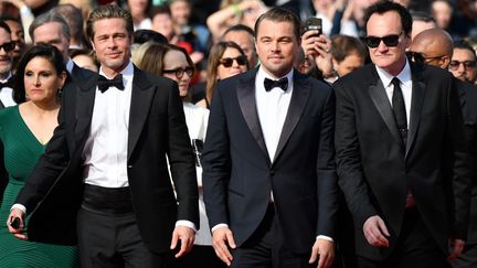 (De gauche à droite) Brad Pitt, Leonardo DiCaprio et Quentin Tarantino sur les marches pour la projection de&nbsp;"Once Upon a Time... in Hollywood". (ALBERTO PIZZOLI / AFP)