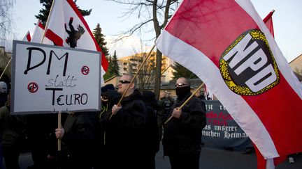 Des membres du parti d'extr&ecirc;me droite NPD manifestent &agrave; Berlin (Allemagne), le 13 avril 2012, pour r&eacute;clamer la sortie de l'euro et le retour au Deutsche Mark. (JOHN MACDOUGALL / AFP)