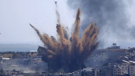 Une explosion dans la ville de Gaza (Palestine), le 13 mai 2021. (HATEM MOUSSA / AP)