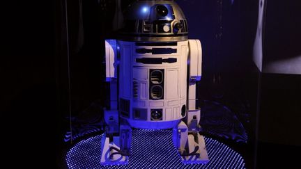 Une r&eacute;production du robot de "Star Wars" R2D2 lors de l'exposition "Et l'homme cr&eacute;a le robot", le 29 octobre 2012 &agrave; Paris. (BERTRAND GUAY / AFP)