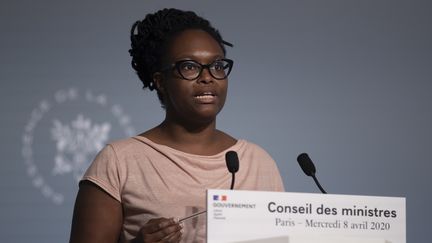 Sibeth Ndiaye, la porte-parole du gouvernement, lors d'une conférence de presse à l'Elysée, le 8 avril 2020. (IAN LANGSDON / POOL / EPA POOL)