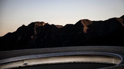 "Gehma ! Gehma !".&nbsp;Un sifflement, puis une comète. À 130 km/h sur la piste glacée du Yanqing Sliding Centre, les lugeurs se succèdent&nbsp;à un rythme effréné. Même à Pékin, les Allemands jouent à domicile. En 4 épreuves ils ont remporté... 4 titres. Mention spéciale à Natalie Geisenberger qui repart de Chine avec deux nouvelles médailles d'or&nbsp;pour élever son palmarès à 6 titres olympiques. Un record national. (JEFF PACHOUD / AFP)