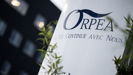 À Rezé, près de Nantes, un panneau indique une maison de retraite Orpea. Image d'illustration. (LOIC VENANCE / AFP)