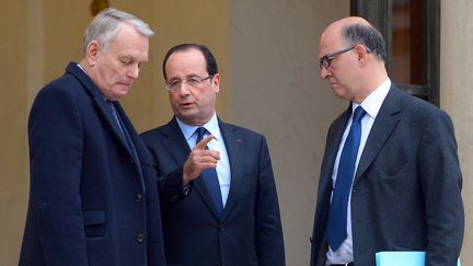 Le Premier ministre, Jean-Marc Ayrault, le pr&eacute;sident de la R&eacute;publique, Fran&ccedil;ois Hollande, et le ministre de l'Economie et des Finances, Pierre Moscovici, le 4 janvier 2013 &agrave; l'Elys&eacute;e.&nbsp; (MIGUEL MEDINA / AFP)