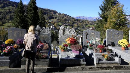 L'artiste Wolfgang Natlacen&nbsp;a con&ccedil;u une tombe en forme de table de pique-nique. (GODONG / BSIP / AFP)