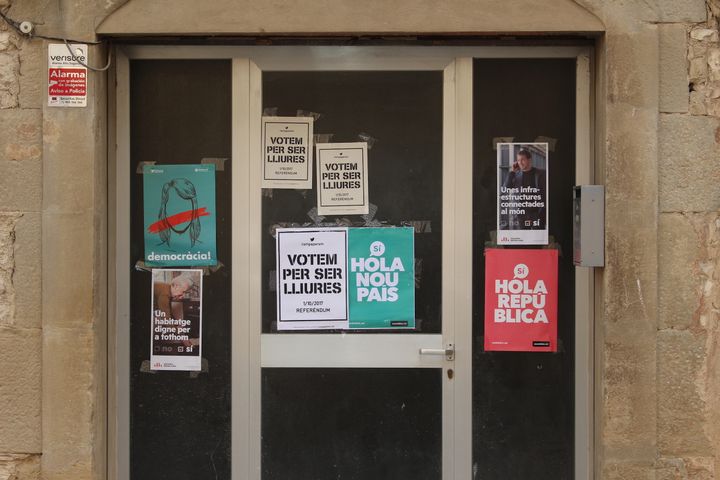 La porte d'entrée d'une maison, recouverte d'affiches indépendantistes,&nbsp;à Sant Ramon, en Catalogne, le 25 septembre 2017. (ROBIN PRUDENT / FRANCEINFO)