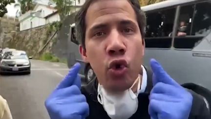 Capture d'écran d'une vidéo postée par le centre national de communication de Juan Guaido. Le chef de l'opposition apparaît dans la rue, sur ces images non datées. (CENTRO DE COMUNICACION NACIONAL / AFP)