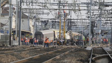 Le train Paris-Limoges au lendemain de son déraillement à Brétigny-sur-Orge (Essonne), le 13 juillet 2013. (KENZO TRIBOUILLARD / AFP)