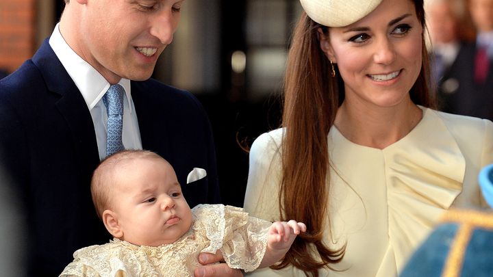 Le prince George lors de son bapt&ecirc;me &agrave; Londres (Royaume-Uni), le 23 octobre 2013. (JOHN STILLWELL / AFP)