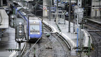 La SNCF a &eacute;t&eacute; condamn&eacute;e &agrave; verser 1 500 euros &agrave; une jeune femme qui a attaqu&eacute; l'entreprise pour la perte de son emploi en raison des retards de trains r&eacute;currents. (DAMIEN MEYER / AFP)