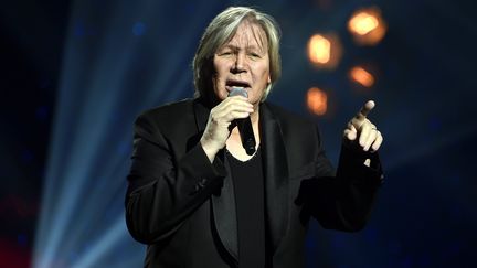 Le chanteur-compositeur suisse Patrick Juvet lors du spectacle "Age tendre - La tournée des idoles", le 19 janvier 2018. (ALEXANDRE MARCHI / MAXPPP)