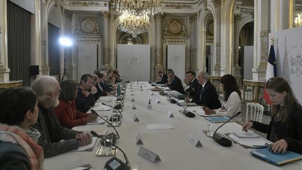 Emmanuel Macron reçoit des climatologues et experts des conséquences du réchauffement climatique, à l'Elysée, à Paris, le 4 mai 2022. (STEPHANE DE SAKUTIN / AFP)