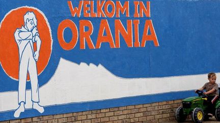 «Le garçon aux manches retroussées», symbole d'Orania, seule enclave blanche en Afrique du Sud, accueille le visiteur en afrikaans, une langue dérivée du néérlandais. (Stéphane de SAKUTIN / AFP)