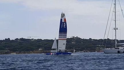 L'équipe de France s'entraîne sur son F50 avant&nbsp;une étape du&nbsp;circuit mondial de Sail GP à Saint-Tropez, septembre 2001. (JEROME VAL / RADIOFRANCE)