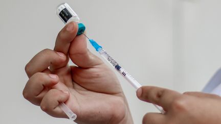 Une femme prépare une seringue à un point de vaccination contre la rougeole à Cucuta (Colombie), près de la frontière avec le Venezuela, le 21 mars 2019. (SCHNEYDER MENDOZA / AFP)