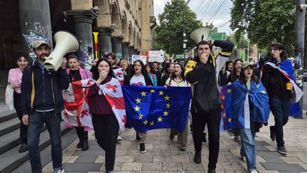 Des étudiants géorgiens rejoignent une marche d'opposition à la loi "sur l'influence étrangère", à Tbilissi, le 24 mai 2024. (FABIEN MAGNENOU / FRANCEINFO)