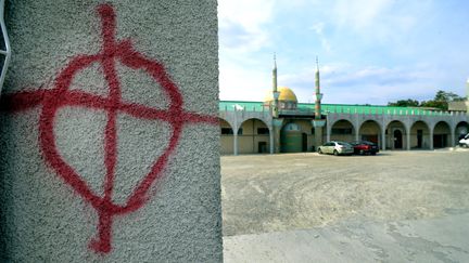 Un tag raciste à l'entrée de la mosquée d'Agen (Lot-et-Garonne), le 5&nbsp;septembre 2012. (MAXPPP)