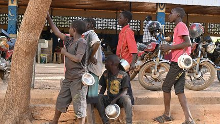 Les écoles "se servent du musée comme d’un outil pédagogique" et il n'est pas rare de voir des classes entières de jeunes se promener dans les allées. Même les enfants-talibés, ces enfants des rues confiés par leurs parents à un imam ou un marabout censés leur apprendre le Coran, peuvent s'acquitter du prix d'entrée de 50 FCFA (moins de dix centimes d'euros). "Le musée est pour tous les Nigériens", assure le directeur, fier que ces jeunes visiteurs payent leur entrée et respectent l'institution.&nbsp;&nbsp; (ISSOUF SANOGO / AFP)