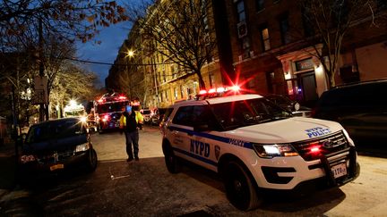 Des policiers de New York dans le quartier du Bronx, le 29 décembre 2017 (photo d'illustration). (EDUARDO MUNOZ / REUTERS)